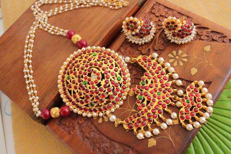 Beautiful Handmade Kemp Green Temple Pendant Necklace Set 