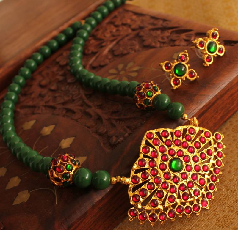 Beautiful Handmade Gold Plated Kemp Green Temple Necklace Set 