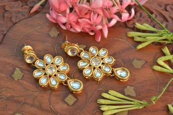 Simple Light Weight Elegant Golden Kundan Embellished Necklace Set with Earrings and Maang Tikka 4