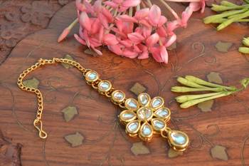 Simple Light Weight Elegant Golden Kundan Embellished Necklace Set with Earrings and Maang Tikka 5