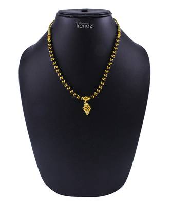 Traditional Handmade Golden And Black Crystal Jewellery Alloy Necklace For Women And Girls 1