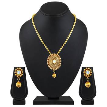 Beguiling Oval Shape Gold Plated Pendant Set For Women 2
