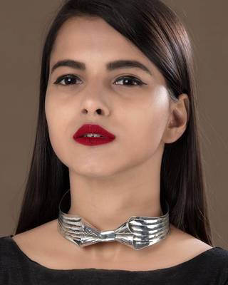 ribbon shaped silver tone lovely necklace 3