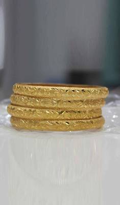 Set Of 4 Gold Dyed Bracelets With Delicate Flower Patterns 1