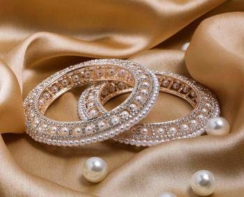 A Set Of 2 Look A Like Jewellery Pearl Bracelets With Top Pearl Lining 1