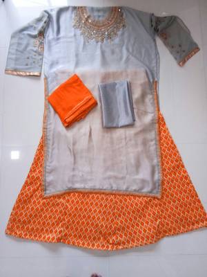 Grey embroidered crepe salwar 2