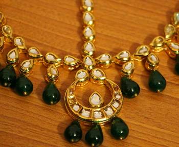 Kundan Meenakari Bridal Emerald Look Maang Tikka 2