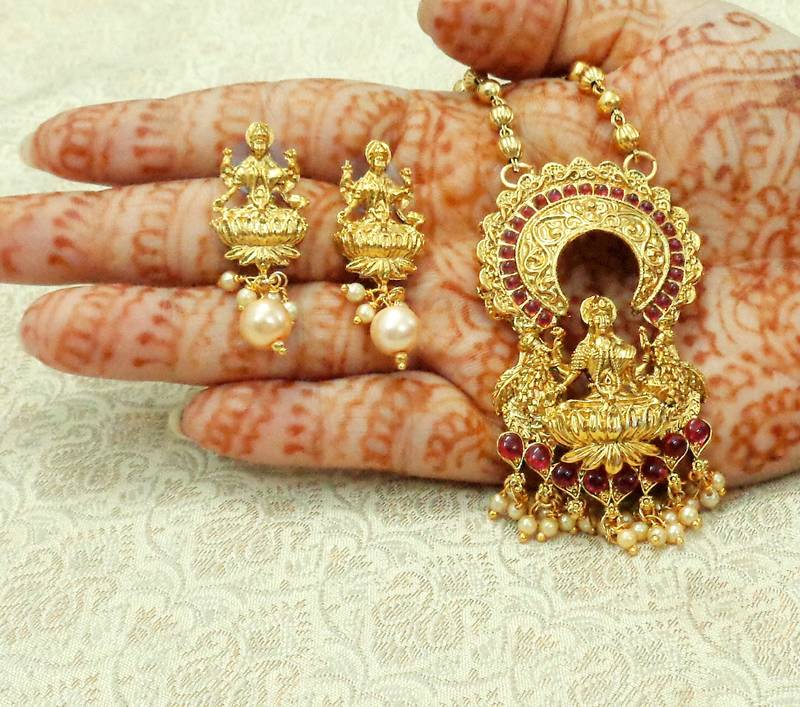 Maroon gold plated pendants