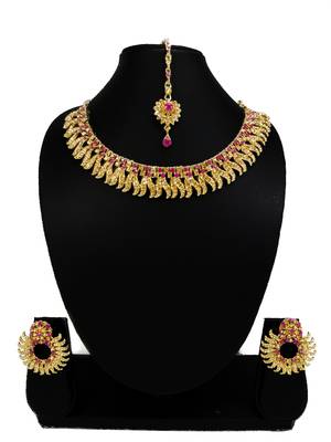 Rani pink partywear delicate necklace set with maang tikka 1