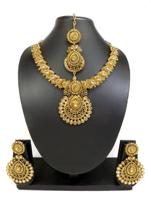 Designer golden ad zircon necklace set with maang tikka 1
