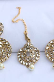 White stone studded rose gold pearls round earring-tikka sets