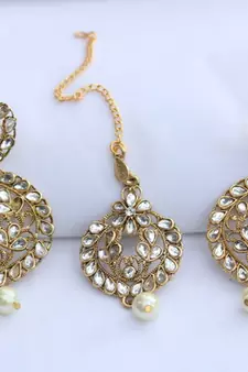 White stone studded rose gold pearls round earring-tikka sets