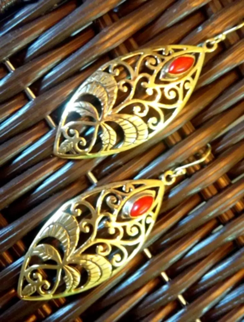GOLDEN LEAF RED DANGLER EARRING