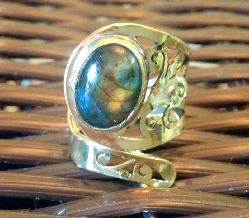 GOLDEN STONE RING