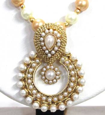 White pearl pendant necklace set 2