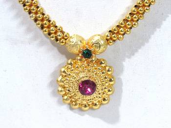 Golden pink stone round pendant thushi necklace set 2