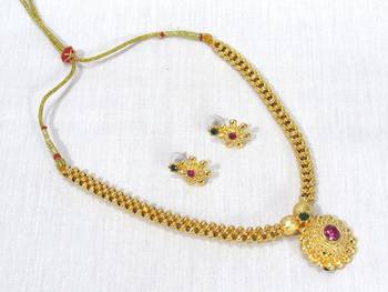 Golden pink stone round pendant thushi necklace set 3