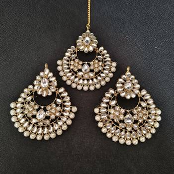 Gold stone studded floral rose gold pearls earrings with maang tikka sets for women 1