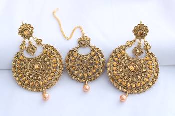Round motif beautiful stone studded earrings with maang tikka sets for women 1