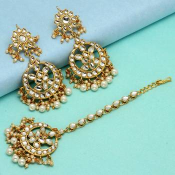 White color imitation peral kundan earrings with maang tikka 2