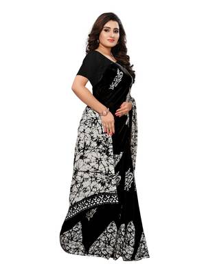 Black printed crepe saree with blouse 3
