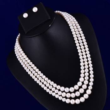 White pearl necklaces 1