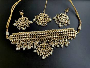 Kundan choker Necklace set with maangtika 1