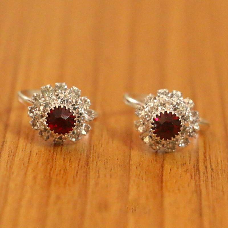 Red crystal toe-rings