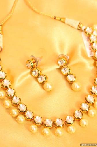 Elegant Kundan Meenakari Pearl Necklace Set