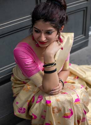 Cream woven silk blend saree with blouse 3