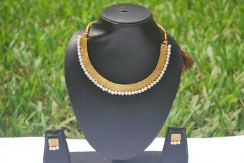 Traditional golden choker necklace set with pearls. 1