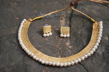 Traditional golden choker necklace set with pearls. 2