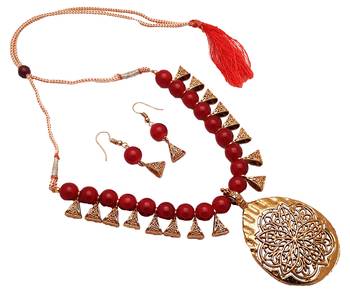 Maroon Pearl Necklaces 1