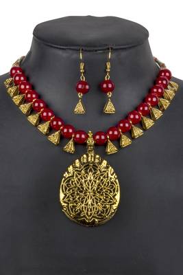 Maroon Pearl Necklaces 3