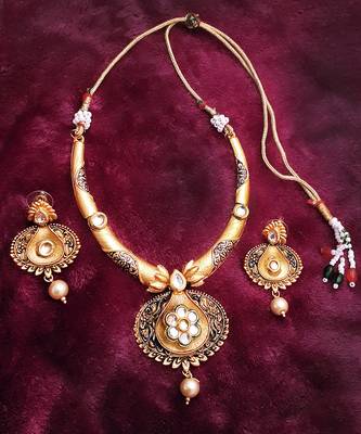 White Pearl Necklaces 3