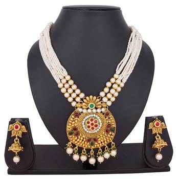 Gold emerald  necklaces 1