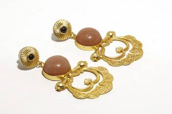 Gold pearl earrings 1