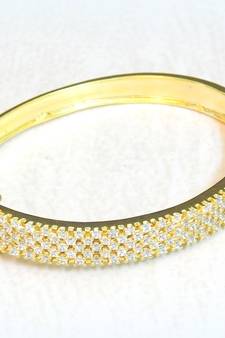 FINE QUALITY  STUD BRACELET