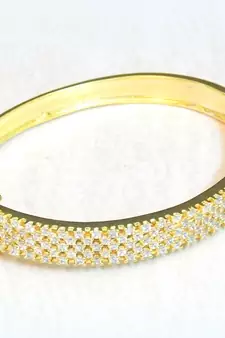 FINE QUALITY  STUD BRACELET