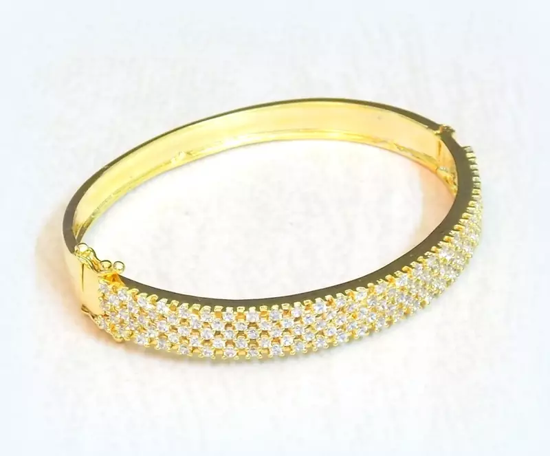 FINE QUALITY  STUD BRACELET