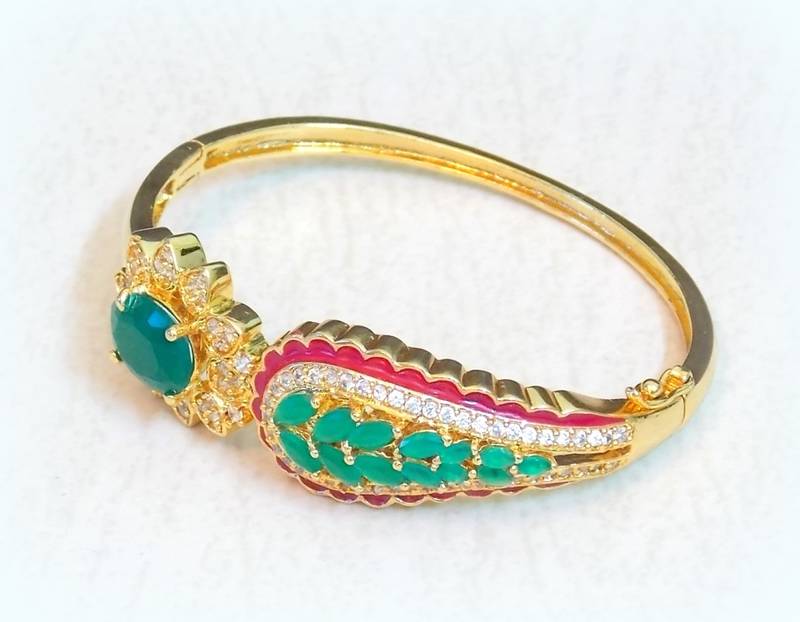 FINE QUALITY  EMERALD RUBY STUD BRACELET