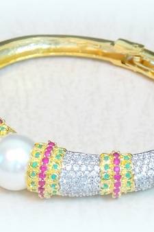 FINE QUALITY  STUD BRACELET