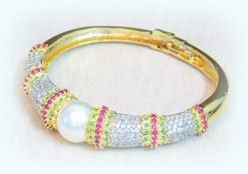 FINE QUALITY  STUD BRACELET