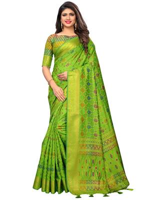 Green woven jacquard saree with blouse 1