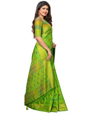 Green woven jacquard saree with blouse 3