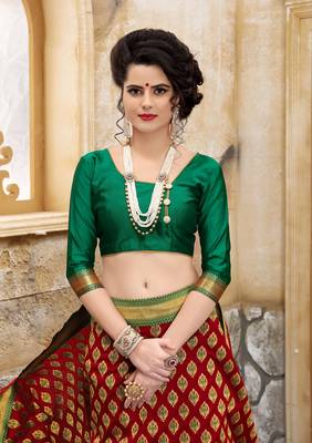 Red woven silk blend saree with blouse 4