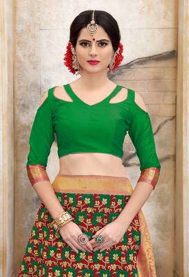Red woven silk blend saree with blouse 4