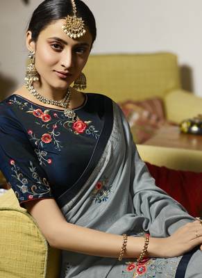 Grey Embroidered Silk Blend Saree With Blouse 3