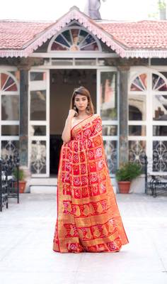 Red art silk checked saree with zari waeves and heavy pallu 1