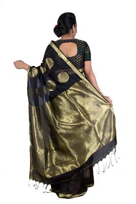 Black bengal handloom saree with blouse 3